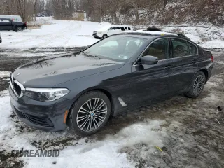 2019 BMW 5 Series 530i xDrive z VIN WBAJA7C52KWW22601, wystawiony jako Copart lot #43244135 z przebiegiem 99 958 mil mil oraz Szkoda całkowita • Salvage title. Historia ofert i sprzedaży dostępna na DreamBid. Obrazek 1.