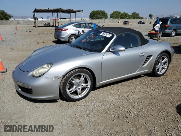 2006 Porsche Boxster z VIN WP0CA29806U711990, wystawiony jako Copart lot #56735625 z przebiegiem 110 892 mil mil oraz Czysty tytuł • Clean title. Historia ofert i sprzedaży dostępna na DreamBid. Obrazek 1.