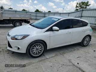 2014 Ford Focus Titanium z VIN 1FADP3N20EL459579, wystawiony jako Copart lot #62828075 z przebiegiem 135 441 mil mil oraz Szkoda całkowita • Salvage title. Historia ofert i sprzedaży dostępna na DreamBid. Obrazek 1.