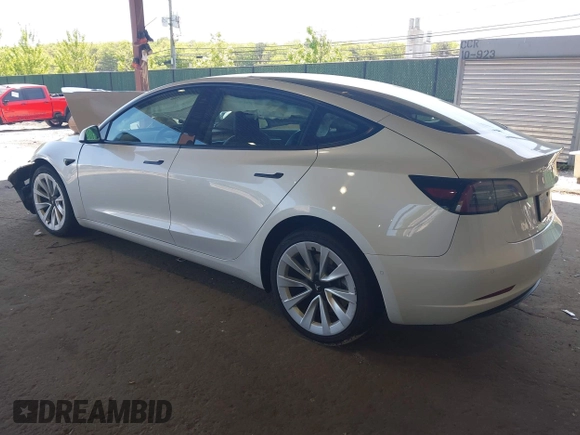 2022 Tesla Model 3 Long Range z VIN 5YJ3E1EB1NF192570, wystawiony jako IAAI lot #42230750 z przebiegiem 63 462 mil mil oraz . Historia ofert i sprzedaży dostępna na DreamBid. Obrazek 3.