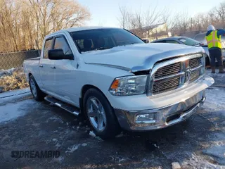 2012 Ram 1500 Big Horn z VIN 1C6RD6GT8CS275226, wystawiony jako IAAI lot #41267952 z przebiegiem 105 662 mil mil oraz . Historia ofert i sprzedaży dostępna na DreamBid. Obrazek 1.