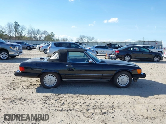 1986 Mercedes-Benz 560 SL z VIN WDBBA48D2GA055024, wystawiony jako IAAI lot #41888928 z przebiegiem 118 569 mil mil oraz . Historia ofert i sprzedaży dostępna na DreamBid. Obrazek 13.
