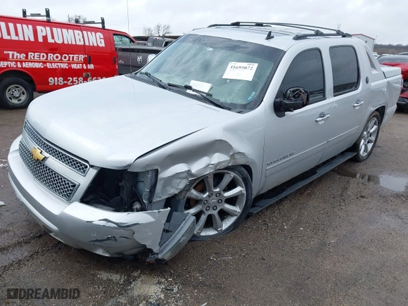 2013 Chevrolet Avalanche LTZ with VIN 3GNTKGE73DG306592, listed as a IAAI auction lot 41695072 with 243,700 mi miles. Bid and sale history available at carsss.com. Image 17.