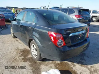 2014 Chevrolet Sonic LT z VIN 1G1JC5SH7E4127137, wystawiony jako IAAI lot #41838678 z przebiegiem 116 415 mil mil oraz . Historia ofert i sprzedaży dostępna na DreamBid. Obrazek 3.