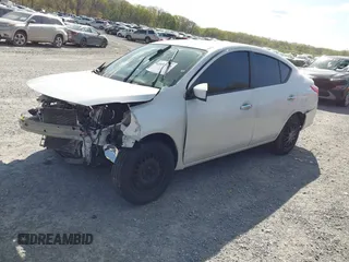 2019 Nissan Versa SV z VIN 3N1CN7AP1KL871615, wystawiony jako IAAI lot #42051338 z przebiegiem 108 364 mil mil oraz . Historia ofert i sprzedaży dostępna na DreamBid. Obrazek 2.