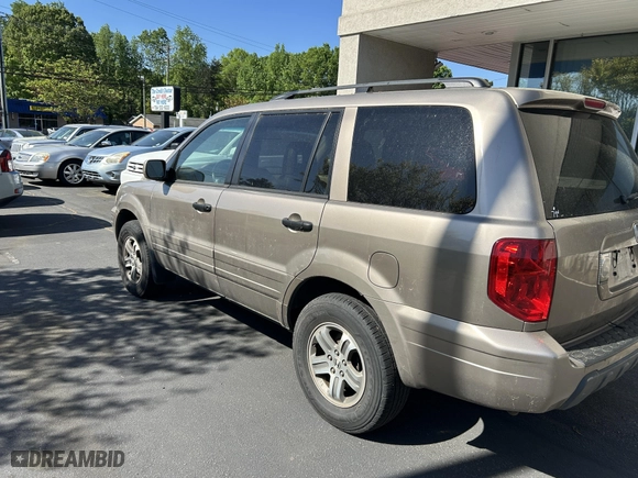 2004 Honda Pilot EX with VIN 2HKYF18574H592240, listed as a IAAI auction lot 42062516 with 182,108 mi miles. Bid and sale history available at carsss.com. Image 3.