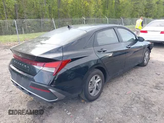 2024 Hyundai Elantra SE z VIN KMHLL4DG7RU798436, wystawiony jako IAAI lot #41973923 z przebiegiem 9 915 mil mil oraz . Historia ofert i sprzedaży dostępna na DreamBid. Obrazek 4.