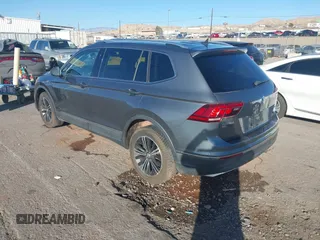 2018 Volkswagen Tiguan SEL z VIN 3VV3B7AXXJM088230, wystawiony jako IAAI lot #41680855 z przebiegiem 130 807 mil mil oraz . Historia ofert i sprzedaży dostępna na DreamBid. Obrazek 3.