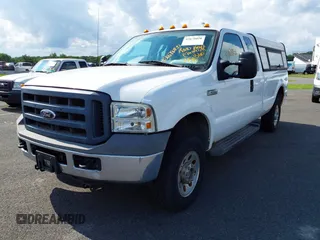 2006 Ford F-250 XL z VIN 1FTSX21526EC48594, wystawiony jako IAAI lot #42678050 z przebiegiem 45 547 mil mil oraz . Historia ofert i sprzedaży dostępna na DreamBid. Obrazek 2.