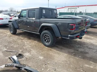 2024 Jeep Gladiator Rubicon z VIN 1C6JJTBG5RL110669, wystawiony jako IAAI lot #41694630 z przebiegiem 1 189 mil mil oraz . Historia ofert i sprzedaży dostępna na DreamBid. Obrazek 3.