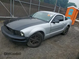2005 Ford Mustang Deluxe z VIN 1ZVFT80N555245007, wystawiony jako Copart lot #60809225 z przebiegiem Nie podano mil oraz Szkoda całkowita • Salvage title. Historia ofert i sprzedaży dostępna na DreamBid. Obrazek 1.