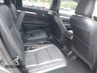 2019 Toyota Highlander SE z VIN 5TDJZRFH1KS735839, wystawiony jako IAAI lot #42204004 z przebiegiem 60 261 mil mil oraz . Historia ofert i sprzedaży dostępna na DreamBid. Obrazek 8.