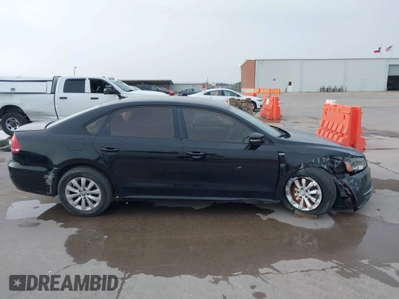 2014 Volkswagen Passat Wolfsburg Edition z VIN 1VWAT7A30EC028218, wystawiony jako IAAI lot #41711943 z przebiegiem 131 041 mil mil oraz . Historia ofert i sprzedaży dostępna na DreamBid. Obrazek 13.