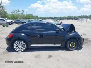 2013 Volkswagen Beetle Entry с VIN 3VWFP7AT4DM639280, выставлен на аукционе IAAI как лот 42324777 с пробегом 77 049 миль миль и . История ставок и продаж доступна на DreamBid. Изображение 14.