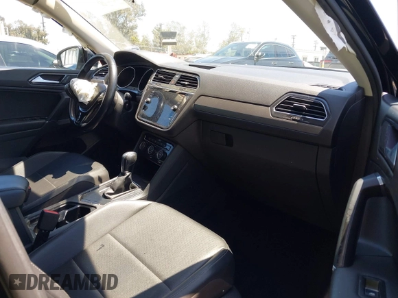 2018 Volkswagen Tiguan SEL z VIN 3VV3B7AX3JM210300, wystawiony jako IAAI lot #42189355 z przebiegiem 83 802 mil mil oraz . Historia ofert i sprzedaży dostępna na DreamBid. Obrazek 5.