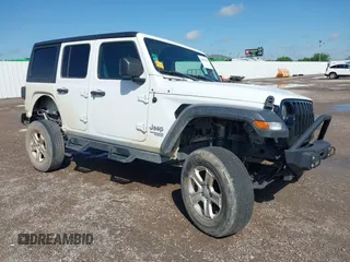 2020 Jeep Wrangler Unlimited Sport z VIN 1C4HJXDM2LW262867, wystawiony jako IAAI lot #42303520 z przebiegiem 56 461 mil mil oraz . Historia ofert i sprzedaży dostępna na DreamBid. Obrazek 1.