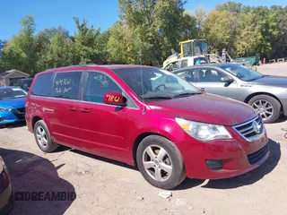 2011 Volkswagen Routan z VIN 2V4RW5DG1BR670648, wystawiony jako IAAI lot #40387861 z przebiegiem 167 214 mil mil oraz . Historia ofert i sprzedaży dostępna na DreamBid. Obrazek 1.
