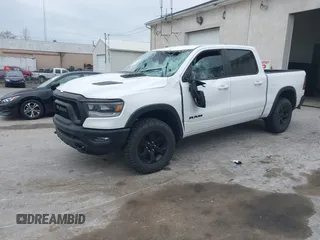 2022 Ram 1500 Rebel z VIN 1C6SRFLT1NN267513, wystawiony jako IAAI lot #41961821 z przebiegiem 140 488 mil mil oraz . Historia ofert i sprzedaży dostępna na DreamBid. Obrazek 19.