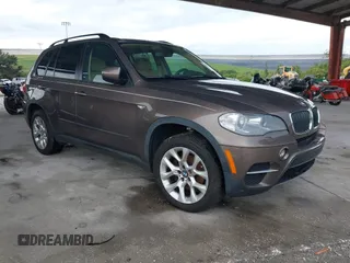 2012 BMW X5 35i с VIN 5UXZV4C55CL761275, выставлен на аукционе IAAI как лот 42665630 с пробегом 130 099 миль миль и . История ставок и продаж доступна на DreamBid. Изображение 1.