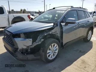 2023 Toyota Corolla Cross LE z VIN 7MUBAABG8PV045934, wystawiony jako Copart lot #52174075 z przebiegiem 11 378 mil mil oraz Szkody całkowita. Historia ofert i sprzedaży dostępna na DreamBid. Obrazek 1.