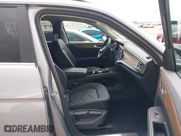 2025 Volkswagen Atlas SE z VIN 1V2HR2CA8SC531486, wystawiony jako IAAI lot #42508906 z przebiegiem 10 565 mil mil oraz . Historia ofert i sprzedaży dostępna na DreamBid. Obrazek 5.