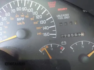 1997 Pontiac Firebird Formula z VIN 2G2FV22P2V2203449, wystawiony jako IAAI lot #42506447 z przebiegiem 178 551 mil mil oraz . Historia ofert i sprzedaży dostępna na DreamBid. Obrazek 7.