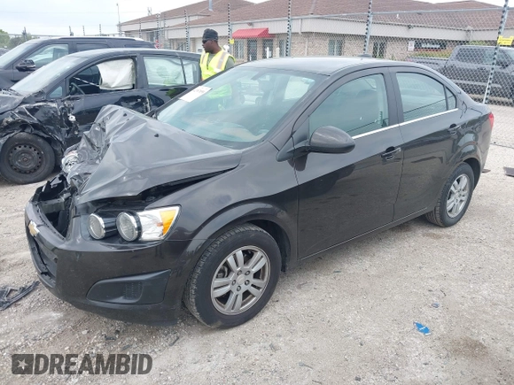 2015 Chevrolet Sonic LT z VIN 1G1JC5SH5F4158047, wystawiony jako IAAI lot #42387058 z przebiegiem 106 997 mil mil oraz . Historia ofert i sprzedaży dostępna na DreamBid. Obrazek 18.