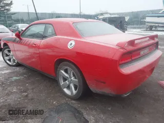 2010 Dodge Challenger R/T Classic z VIN 2B3CJ5DT7AH103121, wystawiony jako IAAI lot #41298456 z przebiegiem 147 685 mil mil oraz . Historia ofert i sprzedaży dostępna na DreamBid. Obrazek 3.
