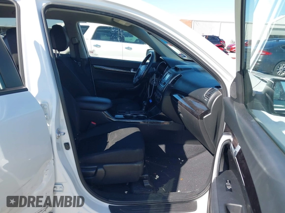 2014 Kia Sorento LX with VIN 5XYKTDA73EG471659, listed as a IAAI auction lot 41704991 with 118,617 mi miles. Bid and sale history available at carsss.com. Image 5.