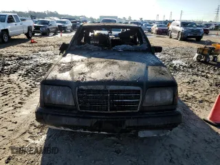 1995 Mercedes-Benz E Class with VIN WDBEB31E0SC186151, listed as a Copart auction lot 57270194 with 0 mi miles and Non Repairable. Bid and sale history available at carsss.com. Image 5.