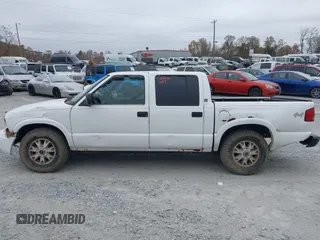 2002 GMC Sonoma SLS with VIN 1GTDT13W92K118425, listed as a IAAI auction lot 40692470 with Not Provided miles. Bid and sale history available at carsss.com. Image 14.