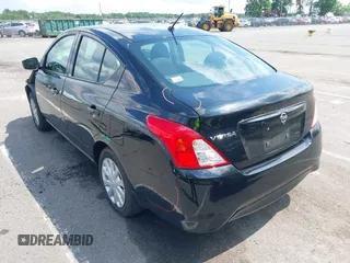 2016 Nissan Versa SV z VIN 3N1CN7AP0GL826205, wystawiony jako IAAI lot #42373211 z przebiegiem 88 256 mil mil oraz . Historia ofert i sprzedaży dostępna na DreamBid. Obrazek 3.