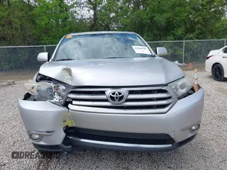 2013 Toyota Highlander z VIN 5TDZK3EH0DS127237, wystawiony jako IAAI lot #42266241 z przebiegiem 241 582 mil mil oraz . Historia ofert i sprzedaży dostępna na DreamBid. Obrazek 12.