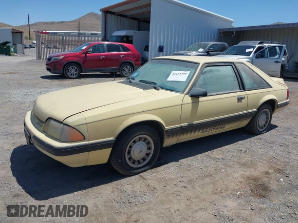 1988 Ford Mustang z VIN 1FABP41AXJF163469, wystawiony jako IAAI lot #42473799 z przebiegiem 89 307 mil mil oraz . Historia ofert i sprzedaży dostępna na DreamBid. Obrazek 2.