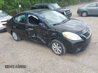 2013 Nissan Versa S Plus z VIN 3N1CN7AP5DL831864, wystawiony jako IAAI lot #42352794 z przebiegiem Nie podano mil oraz . Historia ofert i sprzedaży dostępna na DreamBid. Obrazek 1.