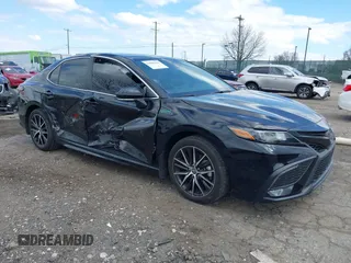 2023 Toyota Camry SE z VIN 4T1G11BK4PU096200, wystawiony jako IAAI lot #41888416 z przebiegiem 25 072 mil mil oraz . Historia ofert i sprzedaży dostępna na DreamBid. Obrazek 1.