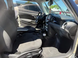 2010 MINI Clubman S z VIN WMWMM3C51ATP94180, wystawiony jako Copart lot #58029585 z przebiegiem 117 560 mil mil oraz Tytuł czysty. Historia ofert i sprzedaży dostępna na DreamBid. Obrazek 5.