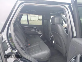2025 Land Rover Range Rover SE z VIN SALKP9FU1SA280360, wystawiony jako IAAI lot #42067166 z przebiegiem 2 712 mil mil oraz . Historia ofert i sprzedaży dostępna na DreamBid. Obrazek 8.