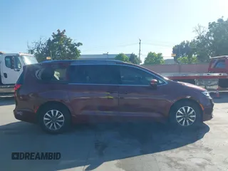 2021 Chrysler Pacifica Hybrid Touring L with VIN 2C4RC1L76MR581285, listed as a IAAI auction lot 42303222 with 77,808 mi miles and . Bid and sale history available at DreamBid. Image 13.