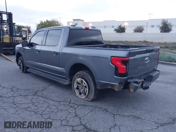 2023 Ford F-150 Lightning Pro z VIN 1FTVW1EL8PWG48559, wystawiony jako IAAI lot #41566599 z przebiegiem 8 830 mil mil oraz . Historia ofert i sprzedaży dostępna na DreamBid. Obrazek 3.