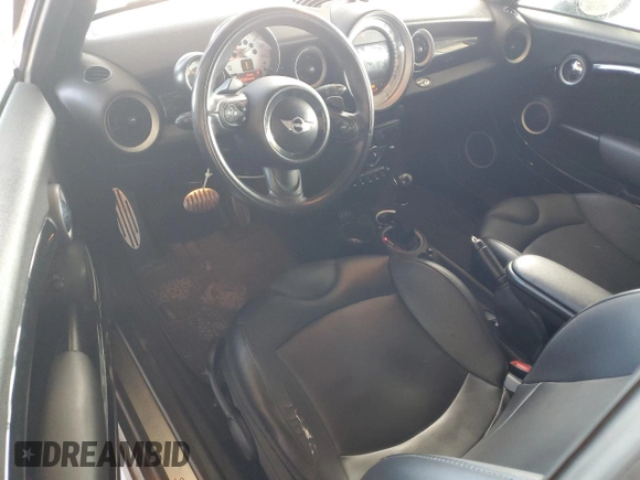 2013 MINI Convertible S z VIN WMWZP3C56DT705270, wystawiony jako Copart lot #62717625 z przebiegiem 85 388 mil mil oraz Czysty tytuł • Clean title. Historia ofert i sprzedaży dostępna na DreamBid. Obrazek 8.