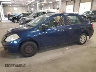 2009 Nissan Versa 1.6 z VIN 3N1CC11E49L458857, wystawiony jako Copart lot #59195275 z przebiegiem 100 351 mil mil oraz Szkody całkowita. Historia ofert i sprzedaży dostępna na DreamBid. Obrazek 1.