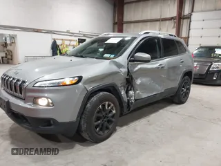 2016 Jeep Cherokee Latitude z VIN 1C4PJMCB9GW148882, wystawiony jako IAAI lot #42210237 z przebiegiem 124 441 mil mil oraz . Historia ofert i sprzedaży dostępna na DreamBid. Obrazek 17.