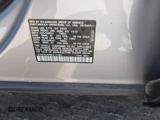 2024 Volkswagen Atlas SE z VIN 1V2KE2CA9RC211783, wystawiony jako IAAI lot #42192690 z przebiegiem 25 361 mil mil oraz . Historia ofert i sprzedaży dostępna na DreamBid. Obrazek 9.