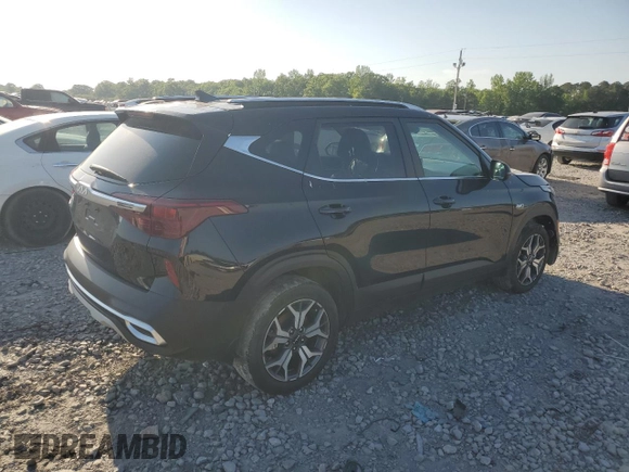 2023 Kia Seltos EX z VIN KNDERCAA8P7376662, wystawiony jako Copart lot #53665115 z przebiegiem 49 481 mil mil oraz Szkoda całkowita • Salvage title. Historia ofert i sprzedaży dostępna na DreamBid. Obrazek 3.