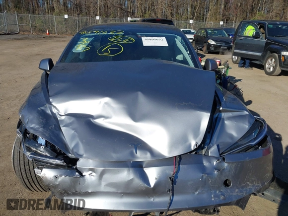 2025 Tesla Model 3 Long Range z VIN 5YJ3E1EA1SF877574, wystawiony jako IAAI lot #41891632 z przebiegiem 2 914 mil mil oraz . Historia ofert i sprzedaży dostępna na DreamBid. Obrazek 11.
