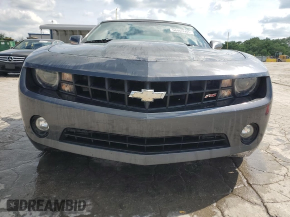 2011 Chevrolet Camaro 2LT z VIN 2G1FC3DD8B9157843, wystawiony jako Copart lot #56409905 z przebiegiem 60 097 mil mil oraz Szkoda całkowita • Salvage title. Historia ofert i sprzedaży dostępna na DreamBid. Obrazek 5.