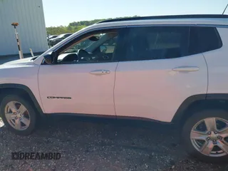 2022 Jeep Compass Latitude z VIN 3C4NJDBB2NT236443, wystawiony jako IAAI lot #42030411 z przebiegiem 57 223 mil mil oraz . Historia ofert i sprzedaży dostępna na DreamBid. Obrazek 14.