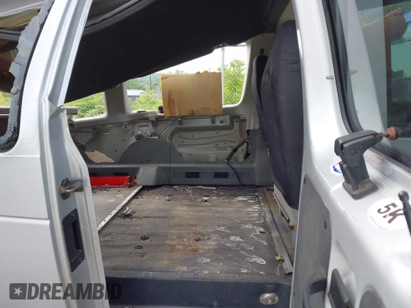 2008 Ford Econoline Passenger XL z VIN 1FBNE31LX8DA94009, wystawiony jako IAAI lot #42360766 z przebiegiem 154 504 mil mil oraz . Historia ofert i sprzedaży dostępna na DreamBid. Obrazek 8.