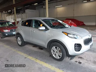 2018 Kia Sportage LX z VIN KNDPMCAC2J7322970, wystawiony jako IAAI lot #42382793 z przebiegiem 142 795 mil mil oraz . Historia ofert i sprzedaży dostępna na DreamBid. Obrazek 1.